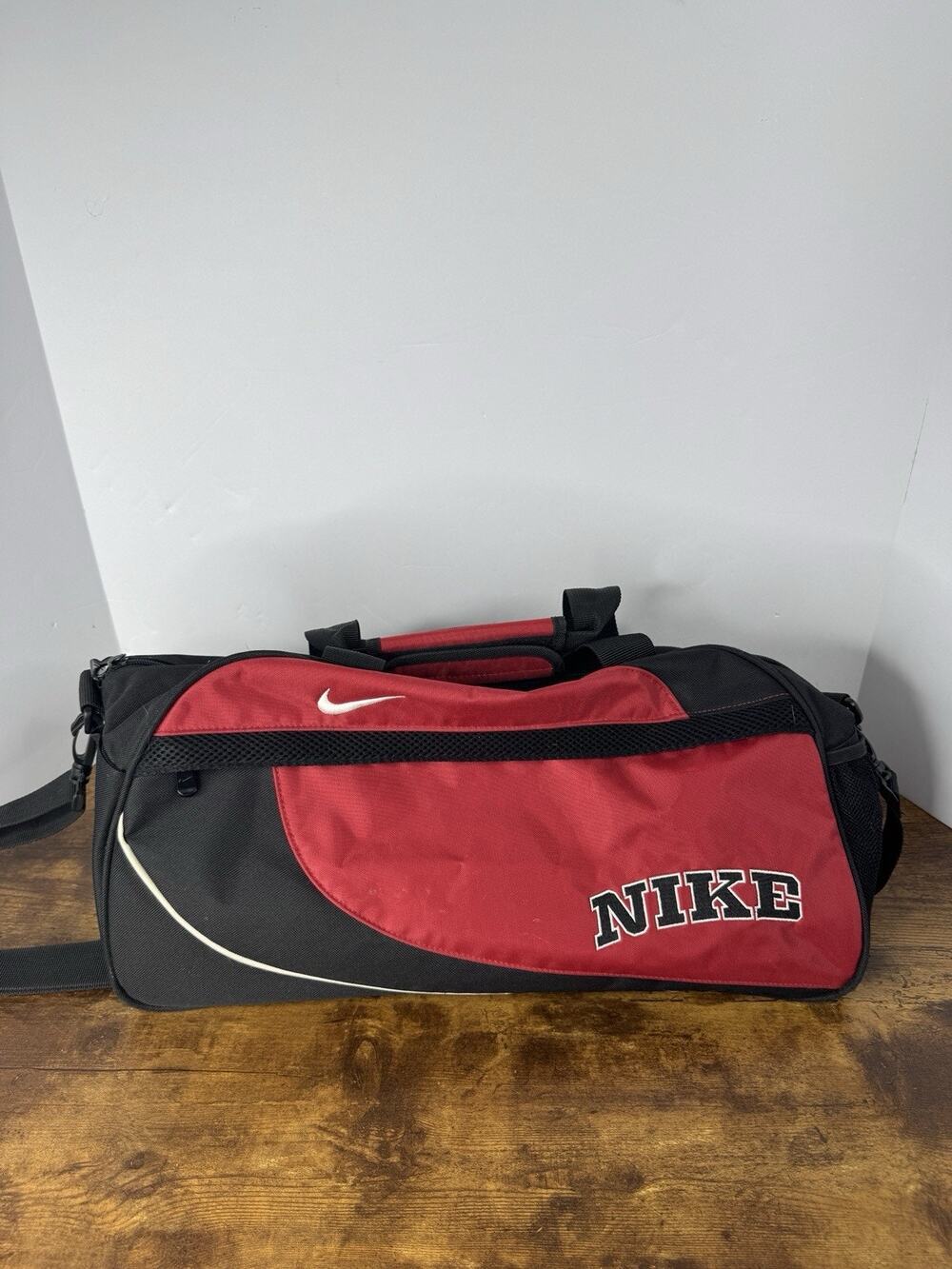Rare Nike Duffle Bag Black Red Swoosh Gym Travel Sports Carry On Z104
